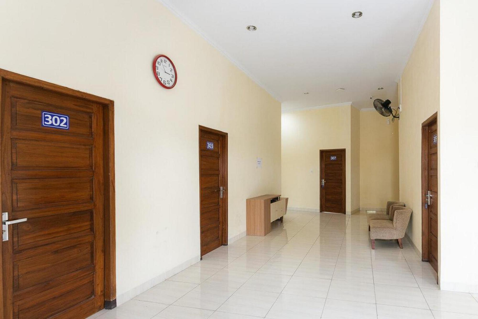 فندق Reddoorz Syariah Near Purwosari Train Station Solo المظهر الخارجي الصورة