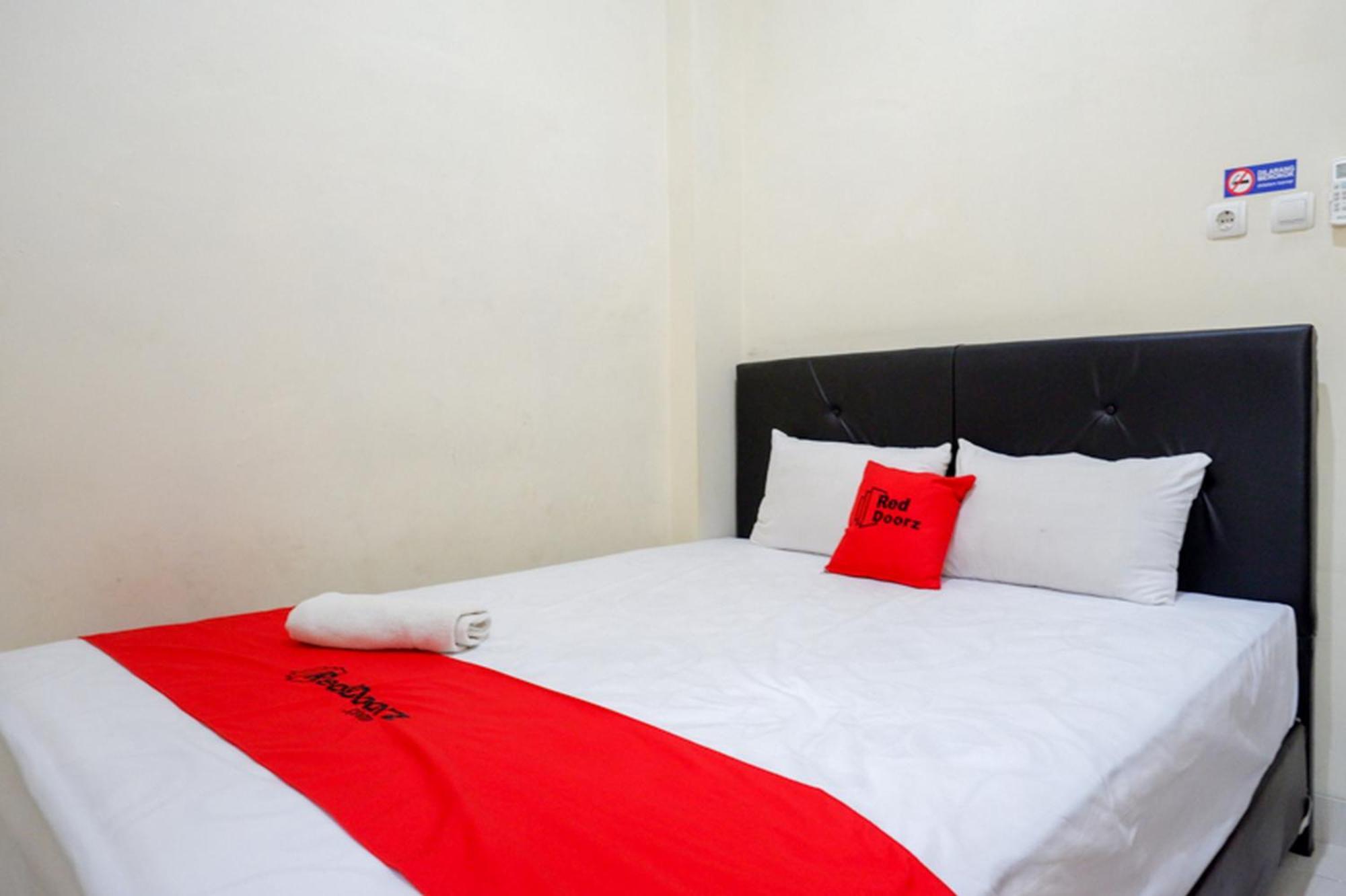 فندق Reddoorz Syariah Near Purwosari Train Station Solo المظهر الخارجي الصورة