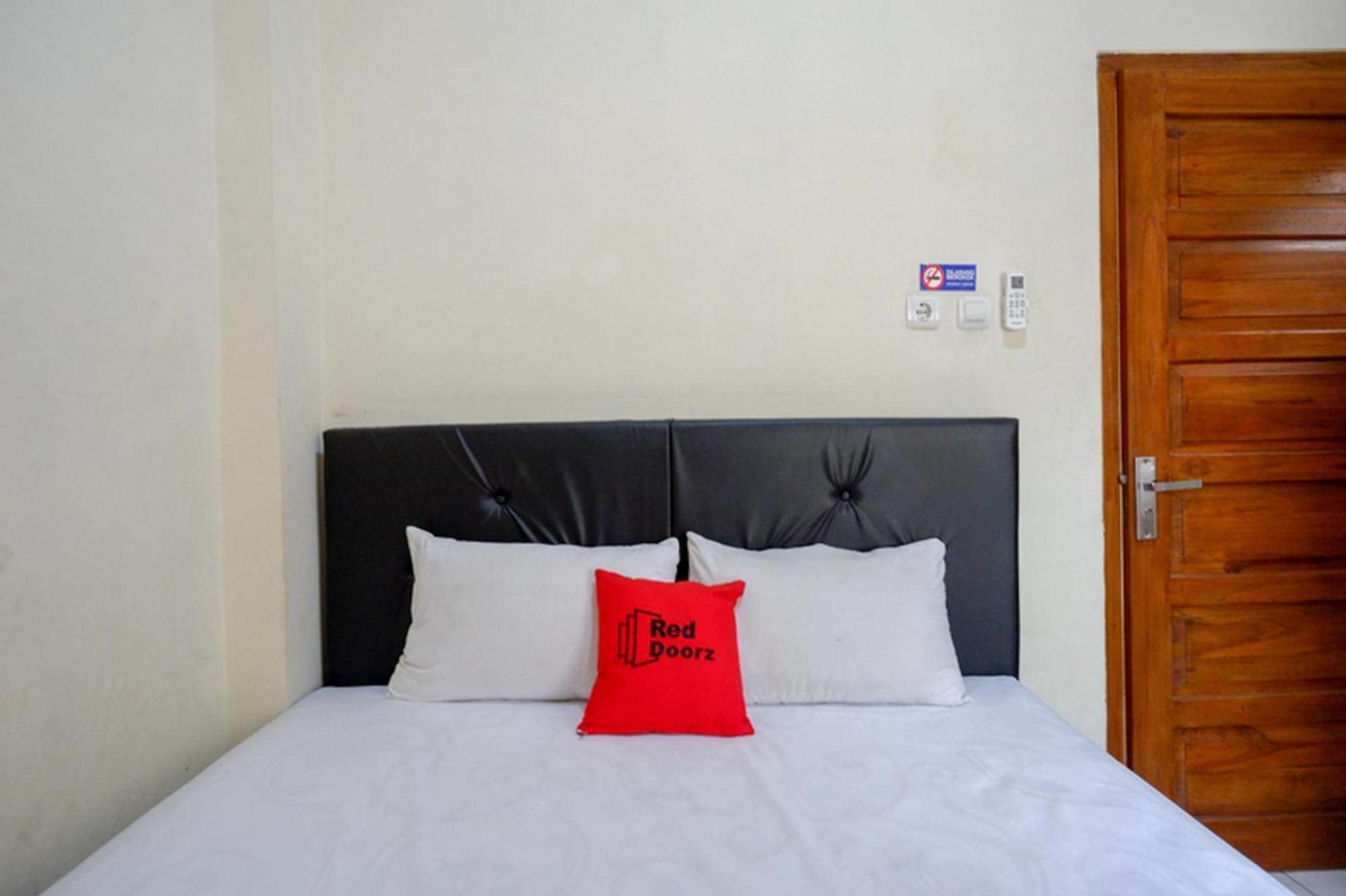 فندق Reddoorz Syariah Near Purwosari Train Station Solo المظهر الخارجي الصورة