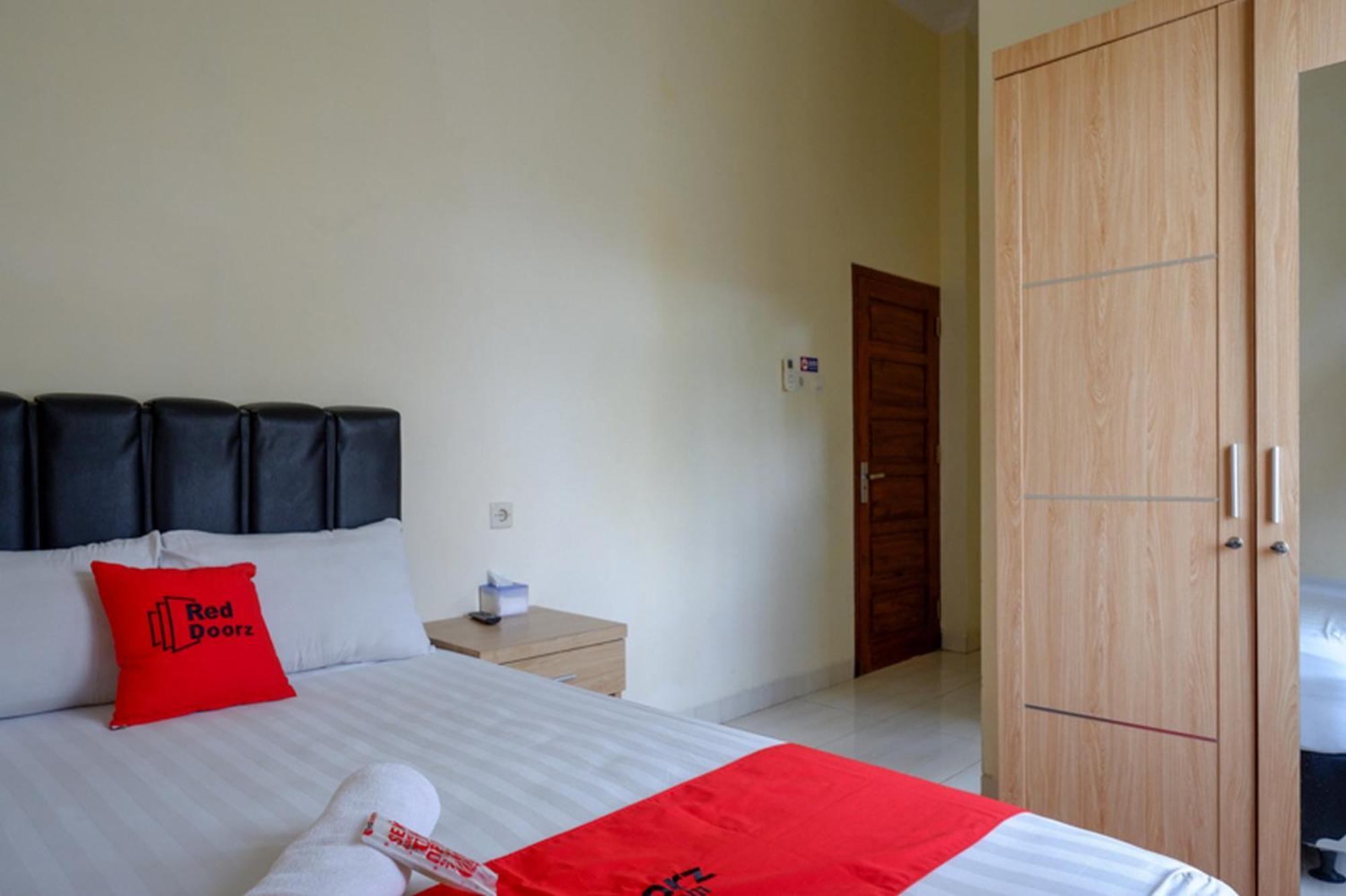فندق Reddoorz Syariah Near Purwosari Train Station Solo المظهر الخارجي الصورة