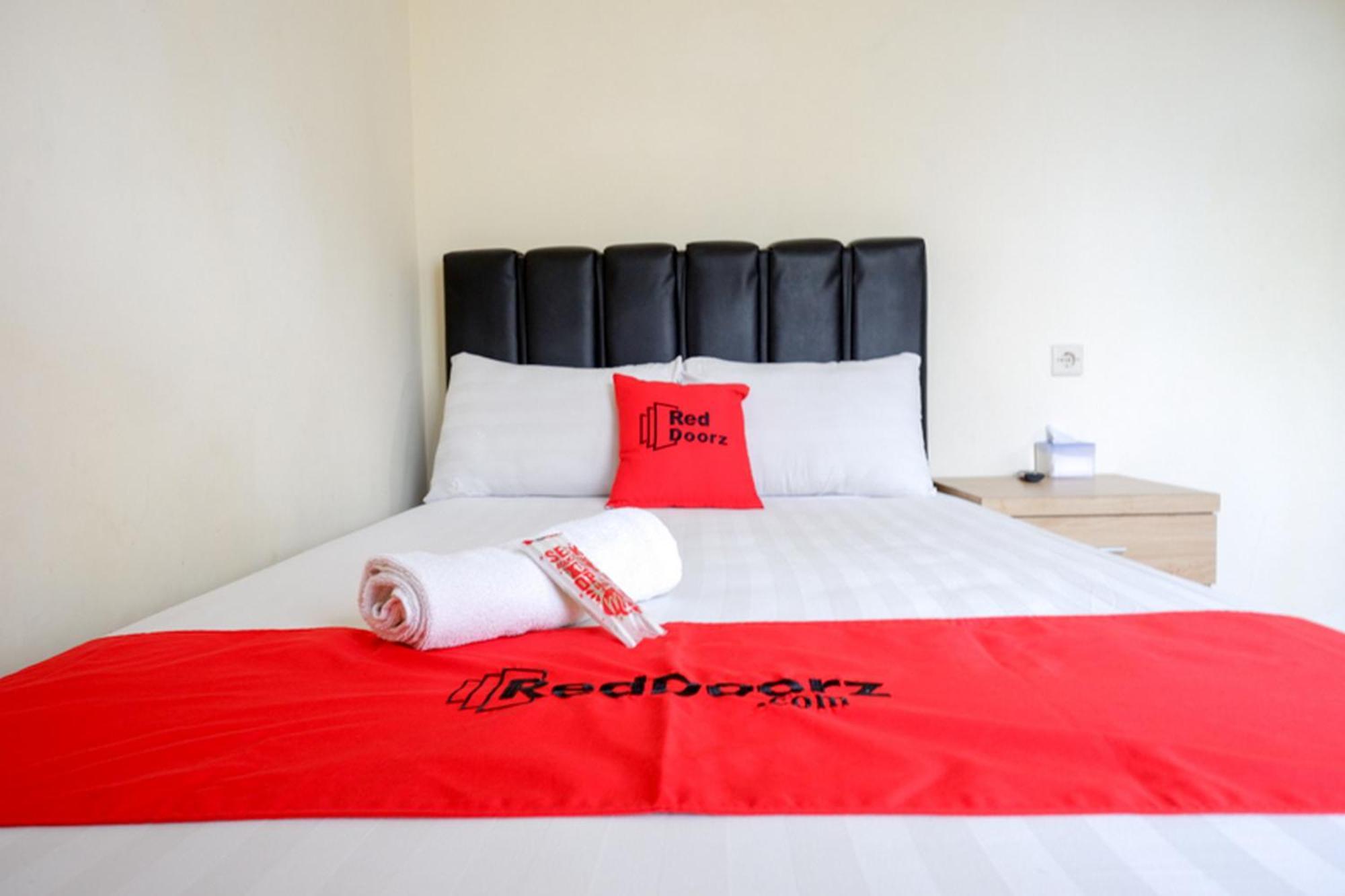 فندق Reddoorz Syariah Near Purwosari Train Station Solo المظهر الخارجي الصورة