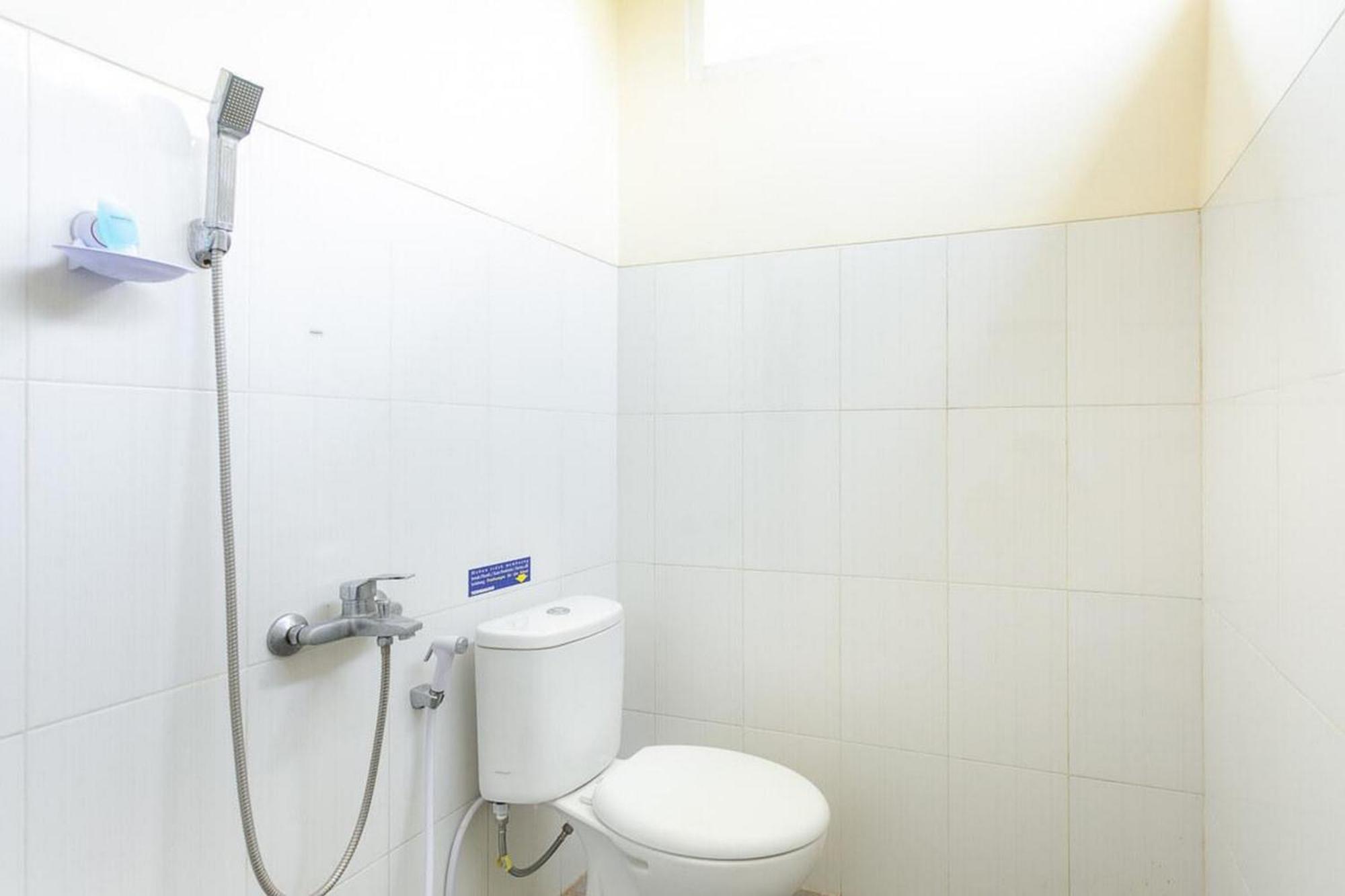 فندق Reddoorz Syariah Near Purwosari Train Station Solo المظهر الخارجي الصورة