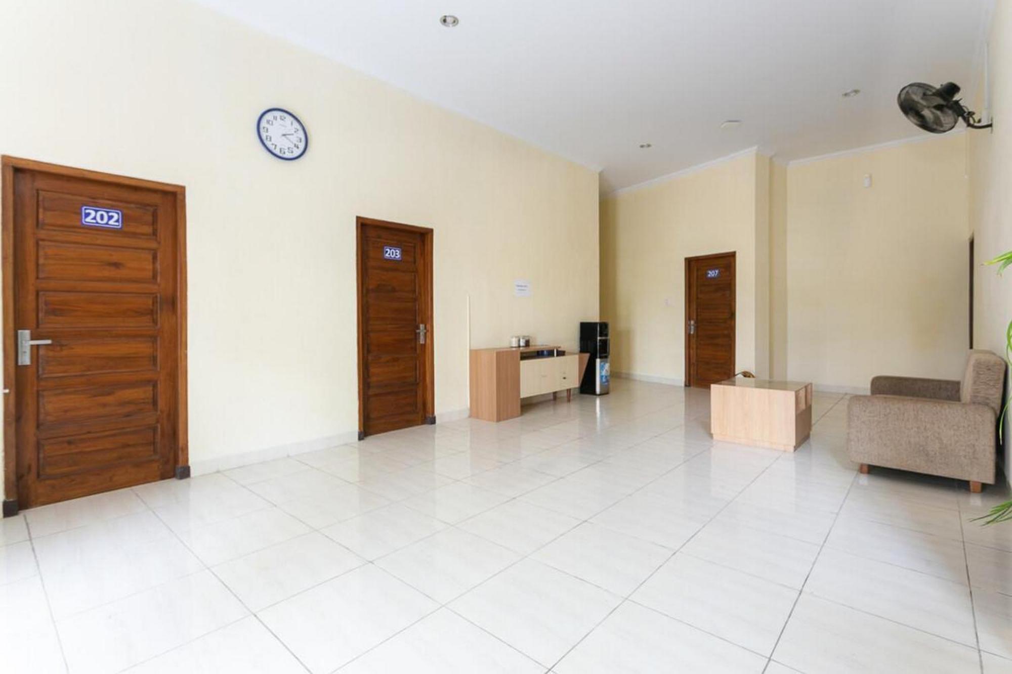 فندق Reddoorz Syariah Near Purwosari Train Station Solo المظهر الخارجي الصورة