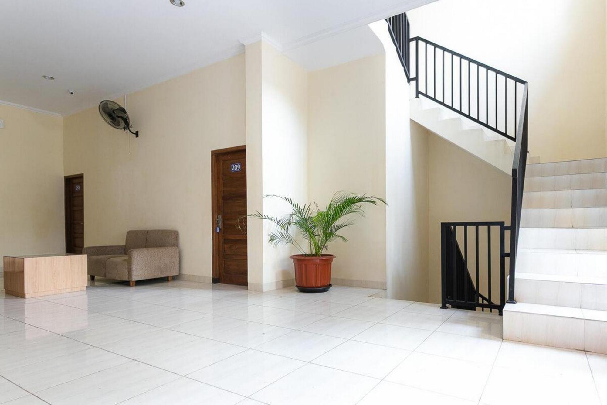 فندق Reddoorz Syariah Near Purwosari Train Station Solo المظهر الخارجي الصورة